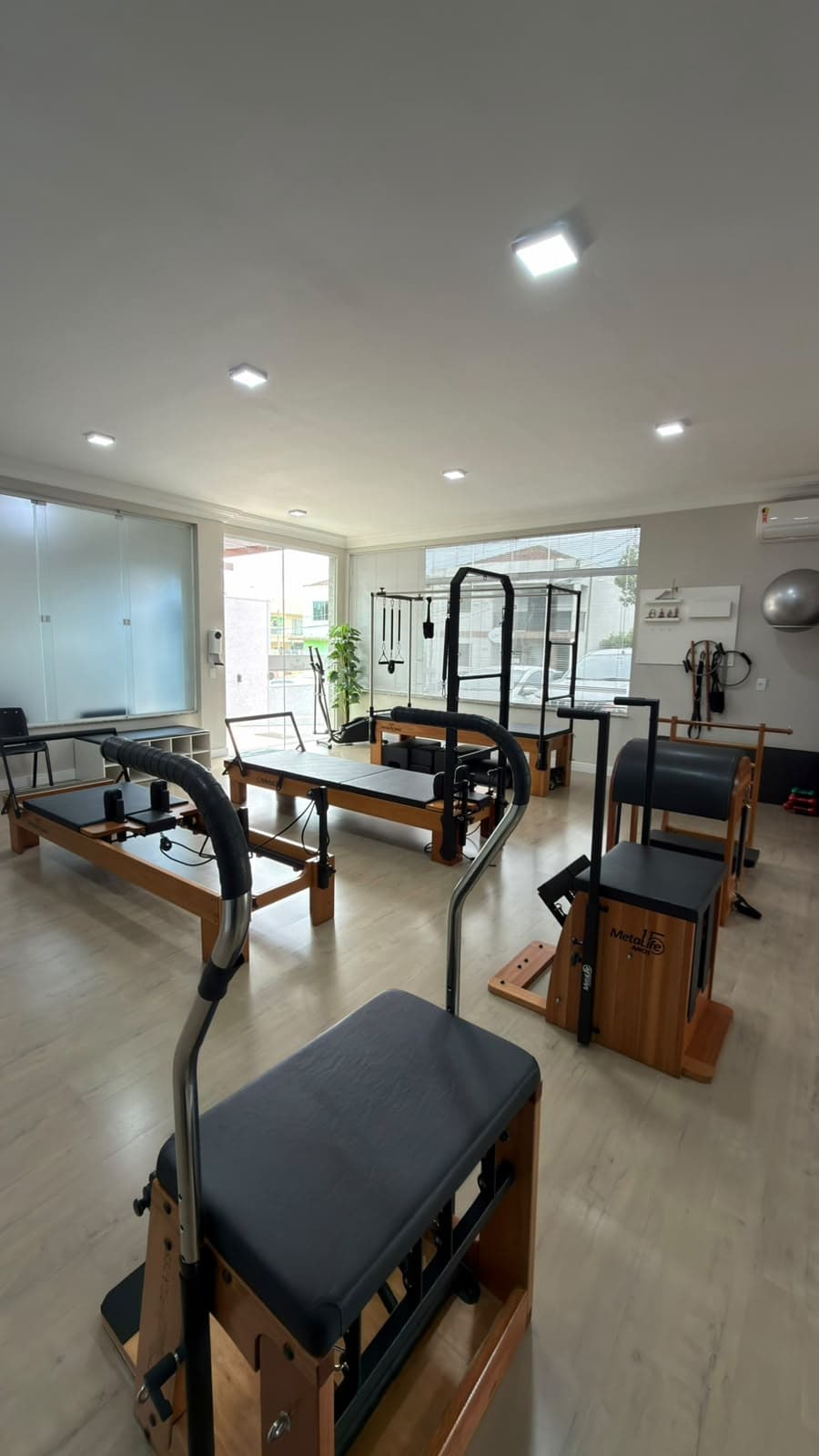 Estúdio de Pilates da SF Centro Terapêutico, com reformers, cadillac e escada sueca.