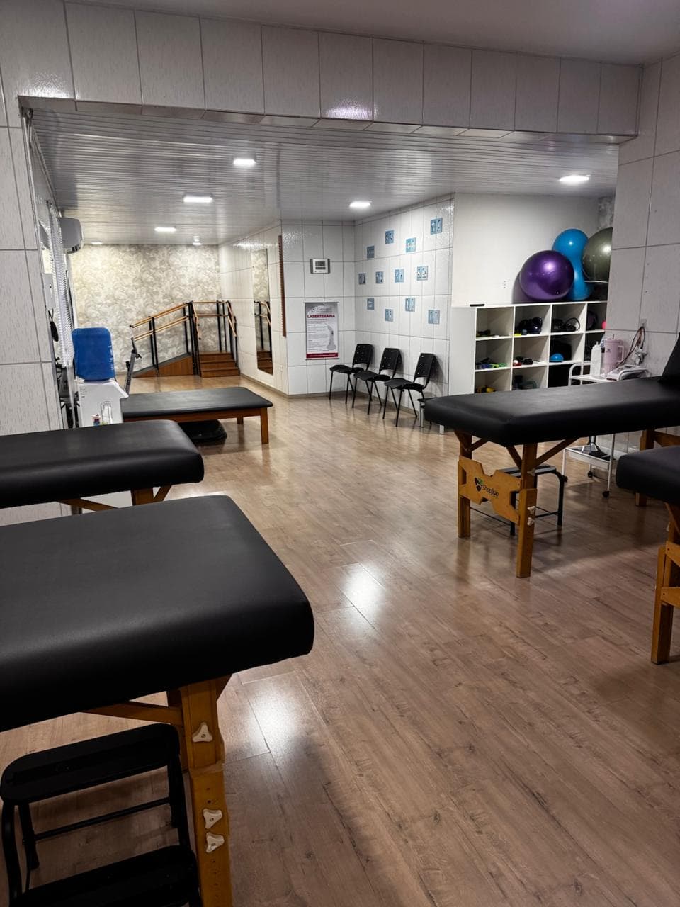 Sala de atendimento fisioterapêutico da SF Centro Terapêutico, com macas e recursos de reabilitação.